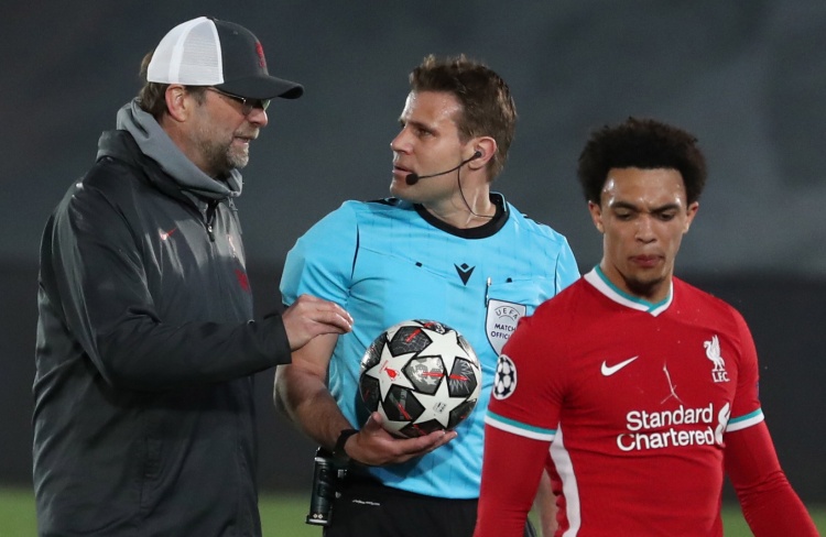 记者：巴洛特利与达曼协作的传闻不实，没有球队有意签下他（记者：巴洛特利与达曼合作传闻不实，暂无球队有意引进他）