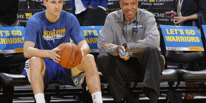 江苏节日！苏超决赛赛前南通队球迷场外集结为球队助威（江苏沸腾！苏超决赛前南通球迷场外集结为球队呐喊助威）