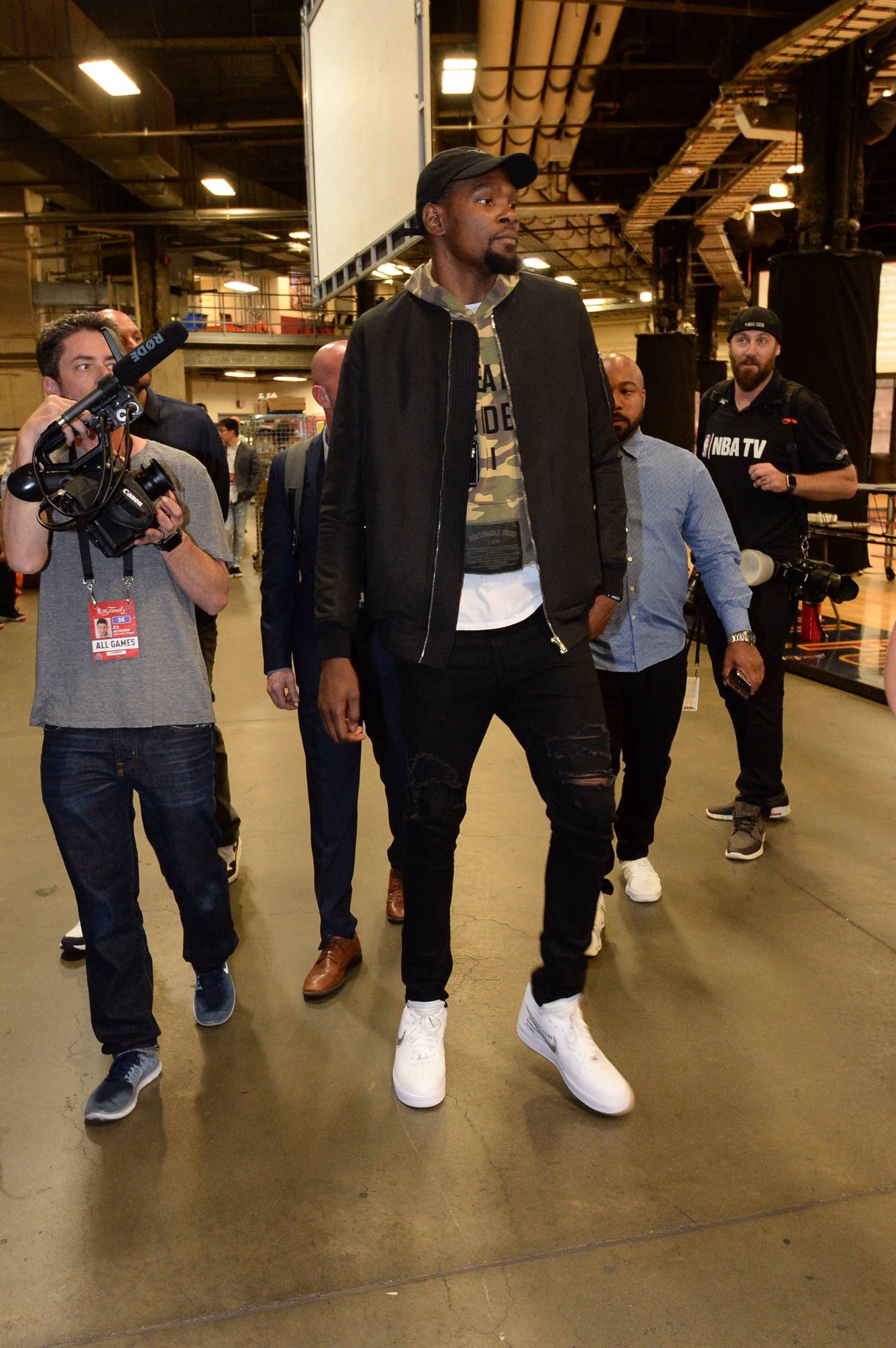 热火伤病报告：希罗&约维奇缺席，鲍威尔出战成疑（热火队伤病更新：希罗、约维奇无缘登场，鲍威尔出战存疑）