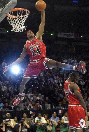 为什么当41岁詹姆斯表现不够好时，37岁科比就会用更炸裂的表现证明自己更拉胯？科比20投16铁（当41岁詹姆斯低迷时，37岁科比却用更猛的打铁示范何谓更拉胯：20投16铁）