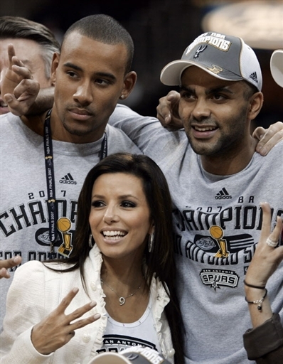 疯狂的足球：米兰门神迈尼昂的盘带合集（绿茵狂潮：米兰门神迈尼昂带球集锦）