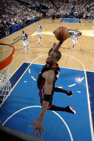 食之无味！德罗赞半场7中4拿到11分2板 正负值-17全场最低（德罗赞半场7投4中拿11分2板，正负值-17全场最低，表现乏力）